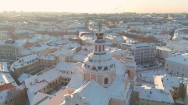 St. Casimir Kilisesi 'nin havadan görünüşü. Şehrin en eski barok kilisesi, Cizvitler tarafından inşa edilmiş. Güzel güneşli kış eski kasaba manzarası. Litvanya, Vilnius 'taki hava erken kış şehri manzarası.