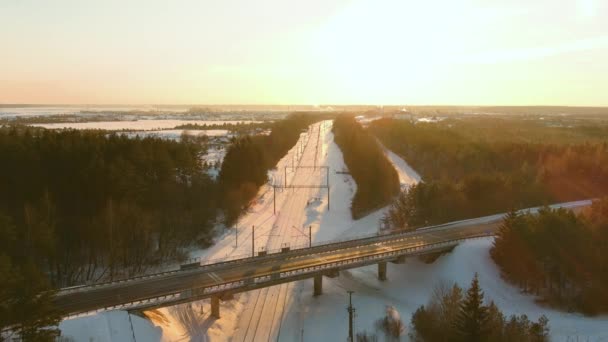 Vista Aérea Atardecer Ferrocarril Entre Bosques Pinos Invierno Paisajes Invierno — Vídeos de Stock