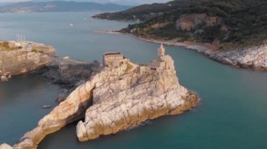Porto Venere, La Spezia eyaletinde, Kuzey İtalya' da, Şairler Körfezi'ne bakan ünlü Gotik Saint Peter Kilisesi veya Chiesa di San Pietro'nun havadan görünümü
