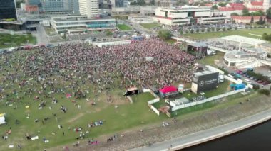 VILNIUS, LITHUANIA - 6 Temmuz 2018: Yüzlerce insan Litvanya 'nın Vilnius kentinde ulusal marşı söyleyerek Kral Mindaugas taç giyme gününü kutluyor..