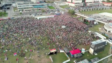 VILNIUS, LITHUANIA - 6 Temmuz 2018: Kral Mindaugas taç giyme törenini kutlayan insanların havadan görünüşü ki bu da aynı zamanda Vilnius, Litvanya 'da milli marşı söyleyerek Devlet Günü' dür.