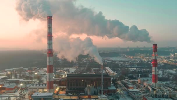采暖厂和火力发电厂的空中日落景观 结合现代电站为城区供热和发电 工业区从上往下 — 图库视频影像