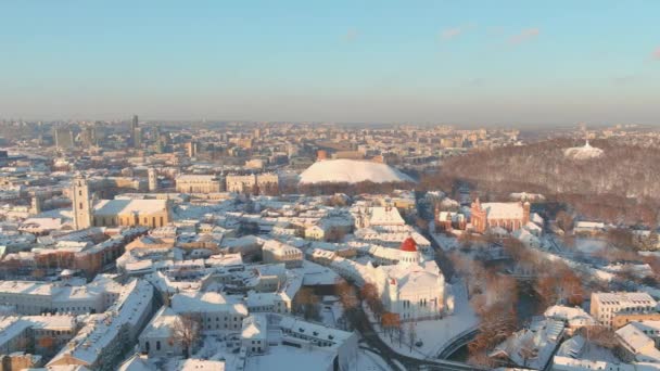 美丽的阳光明媚的维尔纽斯市冬季风景 空中夜景 立陶宛维尔纽斯冬季城市风景 — 图库视频影像