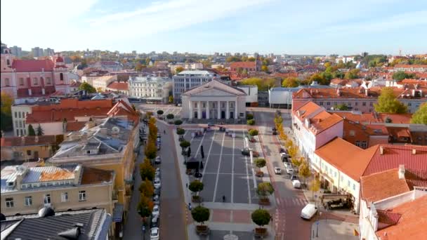 波丽街尽头的市政厅广场的空中景观 是维尔纽斯的传统贸易中心和活动中心 立陶宛首都美丽的阳光明媚的秋天早晨 教科文组织遗址 — 图库视频影像