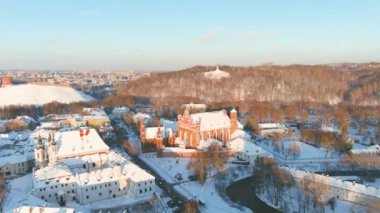 St. Annes Kilisesi ve komşu Bernardine Kilisesi 'nin hava manzarası Vilnius' un en güzel ve muhtemelen en ünlü binalarından biri. Litvanya 'nın başkentinde güzel bir kış günü.