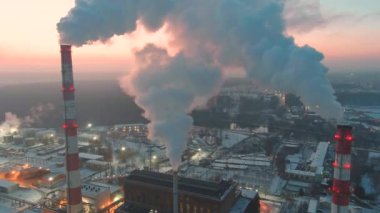 Isıtma tesisi ve termal santralin hava gün batımı görüntüsü. Şehrin bölgesel ısıtma ve elektrik üretimi için modern enerji santralinin birleşimi. Yukarıdan sanayi bölgesi.