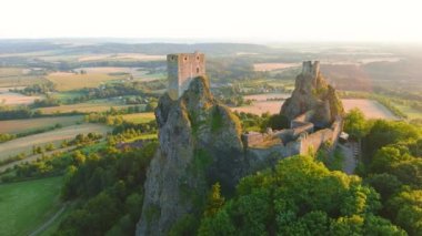 Trosky Castle namı diğer Hrad Trosky hava yörüngesi günbatımı görüntüsü. Ünlü simge, Bohem Cenneti 'nin ana sembollerinden biri. Romantik atmosferi ve eşsiz dış görünüşüyle turizm merkezi popülerdir..