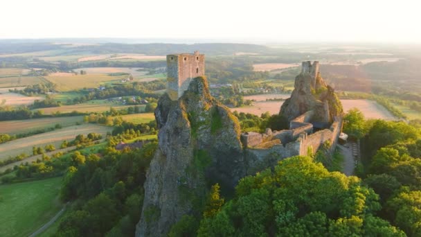Trosky Castle Alias Hrad Trosky Luftbild Sonnenuntergang Berühmtes Wahrzeichen Eines — Stockvideo