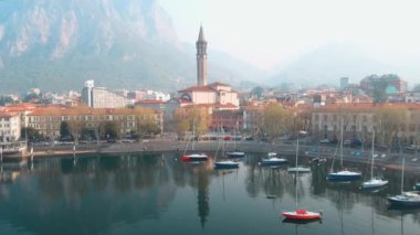 Lecco kasabası ve tatil köyünün güzel sabah manzarası. Lecco kasabasının ünlü Como Gölü ve Bergamo Alpleri arasında bulunan Picturesque rıhtımı. İtalya 'da tatil beldesi.