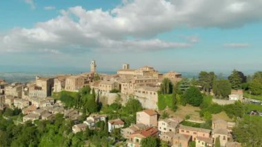 Montepulciano şehrinin, üzüm bağlarıyla çevrili kireçtaşı sırtı üzerindeki hava manzarası. Vino Nobile bölgesi, dünya çapında şarap turlarıyla bilinir. Ünlü film çekim arkaplanı.