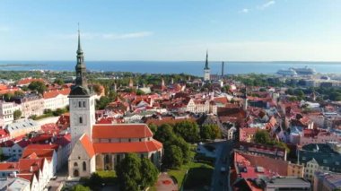 Yaz sabahı Tallinn Eski Kasabası 'nın ikonik gökyüzü manzarası. St. Olafs, St. Michaels kiliseleri, Alexander Nevsky Katedrali, savunma duvarları, çatılar. UNESCO Dünya Mirası sahası, Estonya