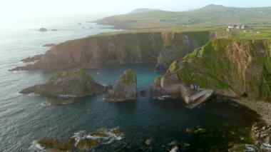 Dunquin veya Dun Chaoin İskelesi, Irelands Koyun Yolu. İskeleye, okyanus kıyılarına, uçurumlara uzanan dar patikaların havadan görünüşü. Slea Head Drive ve Wild Atlantic Yolu 'nda popüler ikonik konum.