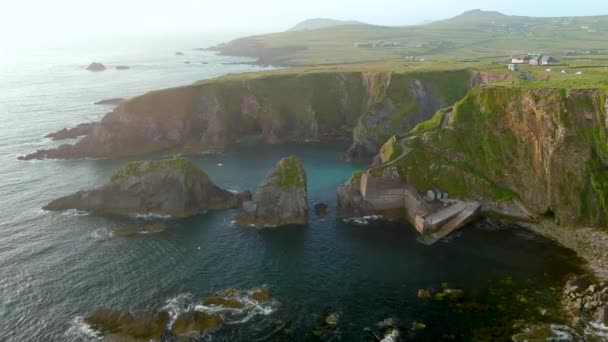 Dunquin Veya Dun Chaoin Skelesi Irelands Koyun Yolu Skeleye Okyanus — Stok video