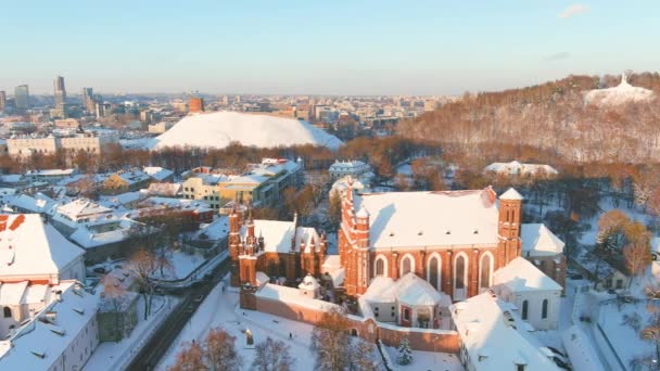 从空中俯瞰圣安娜教堂和邻近的贝尔纳丁教堂 维尔纽斯最美丽 也可能是最有名的建筑之一 立陶宛首都美丽的冬日 — 图库视频影像