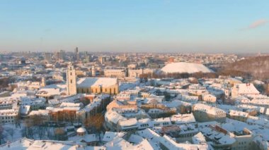 Kışın güneşli ve güneşli Vilnius şehri manzarası. Hava erken akşam görüntüsü. Litvanya 'nın Vilnius kentindeki kış manzarası.