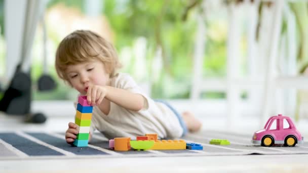 Bébé Mignon Garçon Jouant Avec Construction Blocs Lego Situé Sur — Video