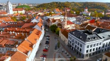 Vilnius 'taki geleneksel ticaret ve etkinliklerin merkezi olan Pilies Caddesi' nin sonundaki Belediye Meydanı 'nın havadan görünüşü. Litvanya 'nın başkentinde güneşli, güzel bir sonbahar sabahı. UNESCO Miras Bölgesi.