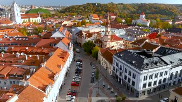 波丽街尽头的市政厅广场的空中景观 是维尔纽斯的传统贸易中心和活动中心 立陶宛首都美丽的阳光明媚的秋天早晨 教科文组织遗址 — 图库视频影像