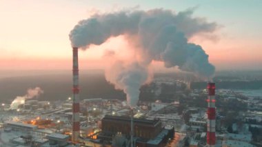 Isıtma tesisi ve termal santralin hava gün batımı görüntüsü. Şehrin bölgesel ısıtma ve elektrik üretimi için modern enerji santralinin birleşimi. Yukarıdan sanayi bölgesi.