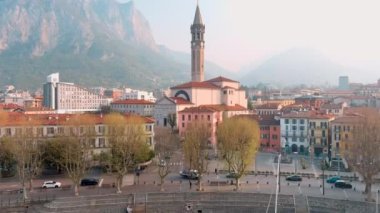 Lecco kasabası ve tatil köyünün güzel sabah manzarası. Lecco kasabasının ünlü Como Gölü ve Bergamo Alpleri arasında bulunan Picturesque rıhtımı. İtalya 'da tatil beldesi.
