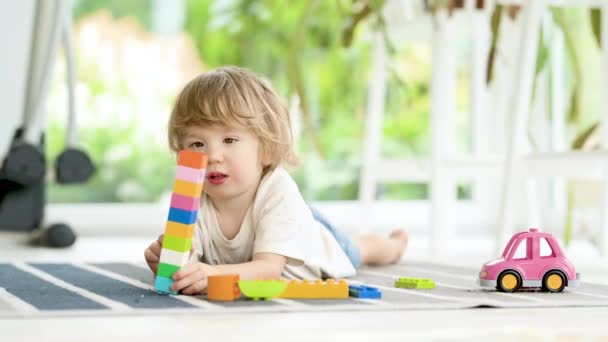 Menino Bonito Brincando Com Blocos Lego Construção Definido Chão Casa — Vídeo de Stock