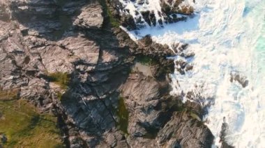 Malin Head Coastal Walk 'un kayalıklarının tepesinden aşağıya doğru, Banbas Crown' un batısına giden yol, Malin Head, Wild Atlantic Way, muhteşem kıyı yolu. Doğanın harikaları. Sayısız Keşif Noktaları. Ortak Donegal