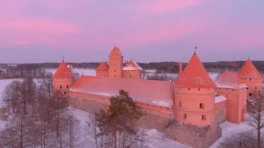 Trakai Adası Kalesi 'nin Litvanya, Trakai' deki güzel hava akşam manzarası. Dramatik kış günbatımında kar Galve Gölü 'nü kapladı. Litvanya Vilnius yakınlarındaki manzaralı kış manzarası.