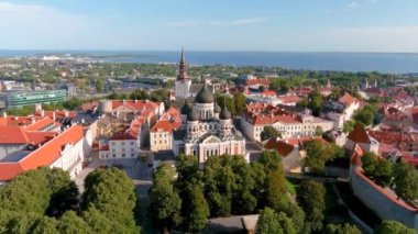 Güneşli bir yaz sabahında Tallinn Eski Kasabası 'ndaki Alexander Nevsky Katedrali' nin hava manzarası. St. Mary Katedrali, savunma duvarları, çatılar. UNESCO Dünya Mirası sahası, Estonya