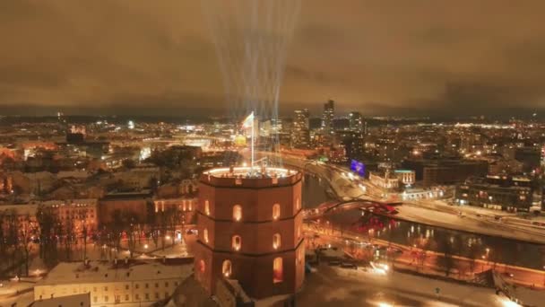 维尔纽斯老城Gediminas塔的风景鸟瞰为庆祝700岁生日提供了美丽的照明 冬夜立陶宛首都的主要象征 — 图库视频影像