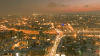 Vilnius 'ta aydınlatılmış Eski Şehir ve Neris nehri kıyılarının güzel hava gece manzarası. Litvanya başkentinin manzaralı kış akşamı manzarası.