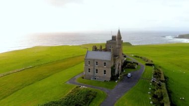 Mullaghmore Head 'in muhteşem hava yörüngesi günbatımı manzarası ve kıyıya vuran büyük dalgalar. Muhteşem Classiebawn Kalesi 'nin olduğu resim gibi bir manzara. Wild Atlantic Way, Co. Sligo, İrlanda 'nın imza noktası