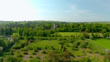 Blarney Kalesi, Blarney 'deki ortaçağ kalesi dünyaca ünlü Blarney Taşı namı diğer Eloquence Taşı ve Blarney Bahçeleri ile ünlü. County Cork, İrlanda. Hız rampası etkisi.