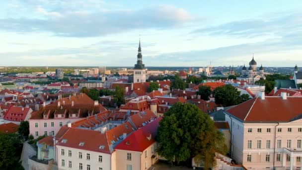 Iconic Panning Aerial Skyline View Tallinn Old Town Toompea Hill — Stock Video