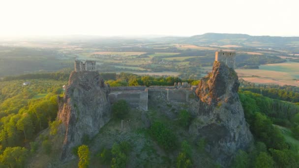 Κάστρο Trosky Hrad Trosky Εναέρια Θέα Ηλιοβασίλεμα Διάσημο Ορόσημο Ένα — Αρχείο Βίντεο