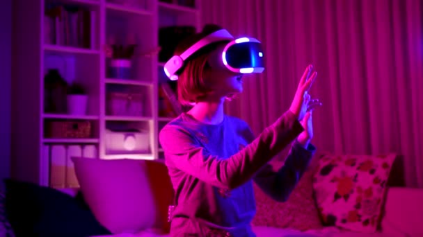 소녀가 어두운 방에서 헤드셋을 있어요 게임을 안경을 가상의 증강현실 헬멧을 — 비디오