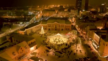 Klaipeda 'daki Tiyatro Meydanı' ndaki dekore edilmiş ve aydınlatılmış Noel ağacı ve pazarının güzel hava manzarası. Litvanya 'da Noel ve Yeni Yıl Kutlaması.