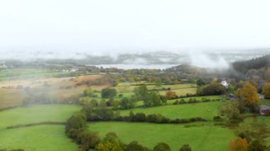 Buzul kurdele gölleri ve engebeli dağlarıyla ünlü Göl Bölgesi 'nin hava sisli manzarası. Cumbria, Kuzey Batı İngiltere 'de popüler tatil beldesi. İngiltere 'de turistik yerler.