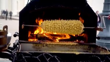 Litvanya 'nın Vilnius kentindeki Kaziukas' ta yapılan geleneksel Litvanya ağaç pastası.