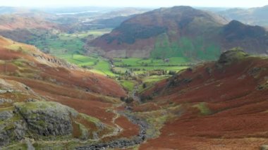 Göl Bölgesi 'ndeki bir vadinin manzarası. Buzul kurdele gölleri ve engebeli dağlarıyla ünlüdür. Cumbria, Kuzey Batı İngiltere, Birleşik Krallık 'ta popüler tatil beldesi