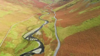 Honister Geçidi 'nin hava manzarası, Gatesgarthdale Beck Dağı deresi boyunca kıvrılan bir dağ geçidi. Bölgedeki en dik ve en yüksek geçitlerden biri. Cumbria, Lake District, İngiltere.