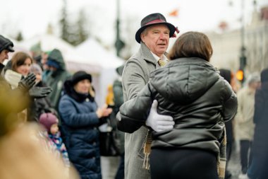 VILNIUS, LITHUANIA - 4 Mart 2023: Kaziuko muge veya Kaziukas, geleneksel Paskalya pazarı, Eski Şehir sokaklarında her yıl düzenlenen el sanatları fuarı.
