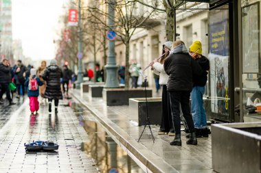 VILNIUS, LITHUANIA - 4 Mart 2023: Kaziuko muge veya Kaziukas 'a katılan yüzlerce insan, geleneksel Paskalya pazarına, her yıl Old Town sokaklarında düzenlenen el sanatları fuarına katılıyor.