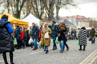 VILNIUS, LITHUANIA - 4 Mart 2023: Kaziuko muge veya Kaziukas 'a katılan yüzlerce insan, geleneksel Paskalya pazarına, her yıl Old Town sokaklarında düzenlenen el sanatları fuarına katılıyor.