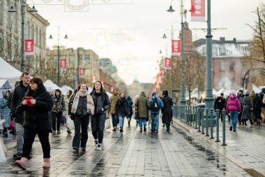 VILNIUS, LITHUANIA - 4 Mart 2023: Kaziuko muge veya Kaziukas 'a katılan yüzlerce insan, geleneksel Paskalya pazarına, her yıl Old Town sokaklarında düzenlenen el sanatları fuarına katılıyor.