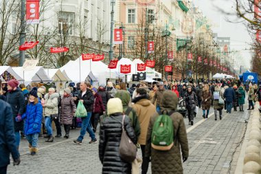 VILNIUS, LITHUANIA - 4 Mart 2023: Kaziuko muge veya Kaziukas 'a katılan yüzlerce insan, geleneksel Paskalya pazarına, her yıl Old Town sokaklarında düzenlenen el sanatları fuarına katılıyor.