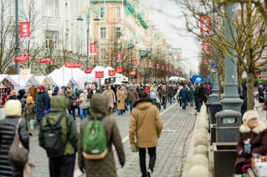 VILNIUS, LITHUANIA - 4 Mart 2023: Kaziuko muge veya Kaziukas 'a katılan yüzlerce insan, geleneksel Paskalya pazarına, her yıl Old Town sokaklarında düzenlenen el sanatları fuarına katılıyor.