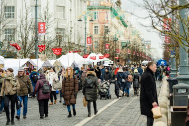 VILNIUS, LITHUANIA - 4 Mart 2023: Kaziuko muge veya Kaziukas 'a katılan yüzlerce insan, geleneksel Paskalya pazarına, her yıl Old Town sokaklarında düzenlenen el sanatları fuarına katılıyor.