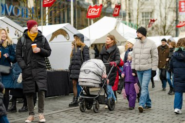 VILNIUS, LITHUANIA - 4 Mart 2023: Kaziuko muge veya Kaziukas 'a katılan yüzlerce insan, geleneksel Paskalya pazarına, her yıl Old Town sokaklarında düzenlenen el sanatları fuarına katılıyor.