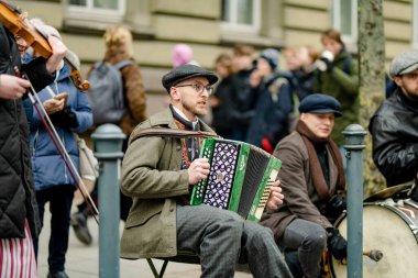 VILNIUS, LITHUANIA - 4 Mart 2023: Kaziuko muge veya Kaziukas, geleneksel Paskalya pazarı, Eski Şehir sokaklarında her yıl düzenlenen el sanatları fuarı.