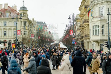 VILNIUS, LITHUANIA - 4 Mart 2023: Kaziuko muge veya Kaziukas 'a katılan yüzlerce insan, geleneksel Paskalya pazarına, her yıl Old Town sokaklarında düzenlenen el sanatları fuarına katılıyor.